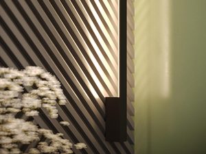 Miniaturka 16 - Złota lampa LED oświetlająca ścianę z lamelami