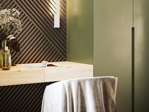 Miniaturka 23 - Złota lampa pionowa LED przy lustrze i teksturowanej ścianie