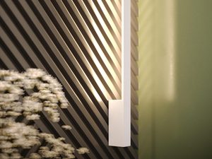 Miniaturka 8 - Złota lampa LED przy dekoracyjnej ścianie z lamelami