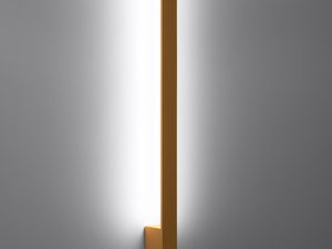 Miniaturka 19 - Złota pionowa lampa LED w aranżacji z fakturowaną ścianą