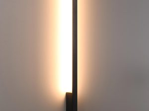 Miniaturka 10 - Lampa pionowa LED z czarną ramą na tle szarej ściany