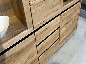 Miniaturka 10 - Jadalnia z okrągłym stołem i witryną w tle – aranżacja salonu