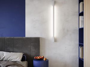 Miniaturka 21 - Lampa LED pionowa zamontowana przy niebieskiej ścianie