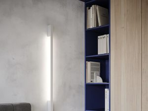 Miniaturka 22 - Jasna sypialnia z białą pionową lampą LED przy ścianie