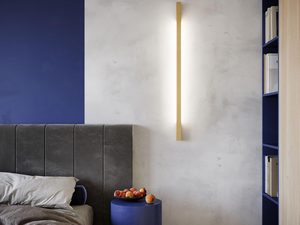 Miniaturka 5 - Sypialnia z niebieską ścianą i pionową lampą LED