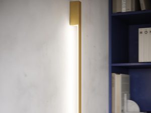 Miniaturka 7 - Złota lampa LED zamontowana przy regale z książkami