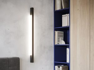 Miniaturka 15 - Czarna pionowa lampa LED na tle regału z książkami