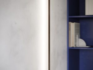 Miniaturka 16 - Złota lampa ścienna LED w nowoczesnej sypialni