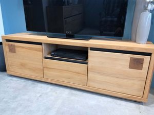 Miniaturka 9 - Zbliżenie na zaokrąglony frez szuflady z naturalnego drewna