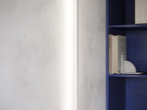 Miniaturka 8 - Biała lampa ścienna LED przy półce w jasnej sypialni