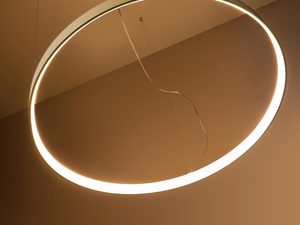 Miniaturka 30 - Okrągła lampa LED w złotym kolorze do nowoczesnych wnętrz