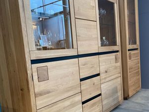 Miniaturka 11 - Kredens z drewna litego z podświetleniem i przeszklonym frontem