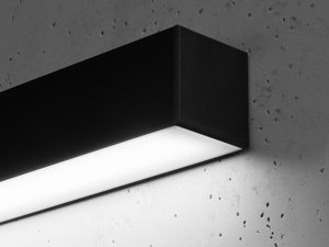 Miniaturka 4 - Czarna lampa LED w formie kostki w industrialnym wnętrzu