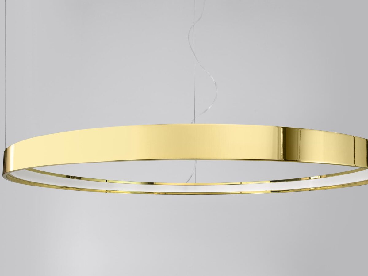 Minimalistyczna złota lampa LED w nowoczesnym salonie