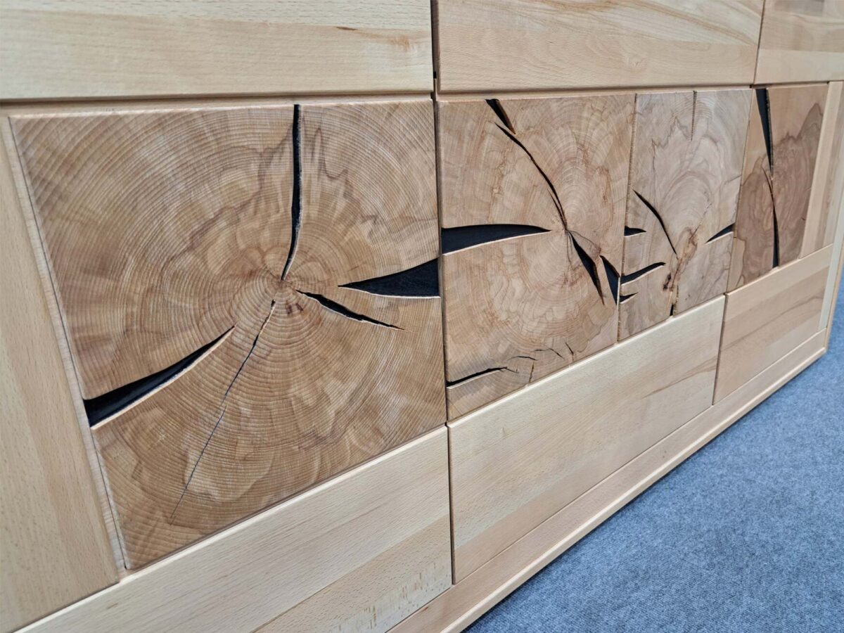 Detal drewnianych frontów szafki z czarnym geometrycznym wzorem