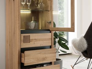 Miniaturka 3 - Otwarta witryna dębowa ukazująca wnętrze z szufladami w aranżacji