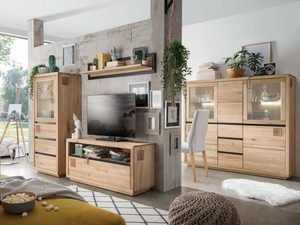 Miniaturka 2 - Drewniana szafka RTV z witryną i półką w nowoczesnym wnętrzu