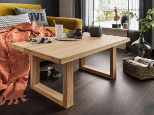 Miniaturka 1 - Dębowy stół kawowy z widocznym usłojeniem drewna w salonie