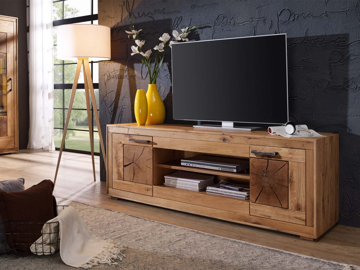 Szafka RTV dębowa z dekoracyjnymi frontami w aranżacji salonu z lampą