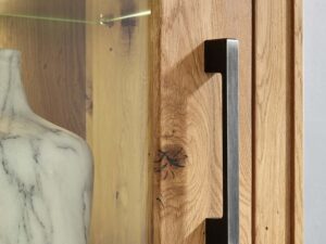 Miniaturka 5 - Uchwyt w stylu industrialnym na drewnianym froncie