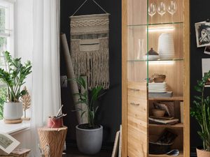 Miniaturka 3 - Wąska witryna z dębu naturalnego z szufladą i półkami