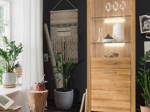 Miniaturka 2 - Drewniana witryna otwierana z półkami i podświetleniem LED