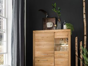 Miniaturka 4 - Otwarta witryna z drewnianymi półkami i miejscem na dekoracje