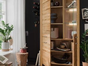 Miniaturka 6 - Wąska witryna z dębu naturalnego z szufladą i półkami