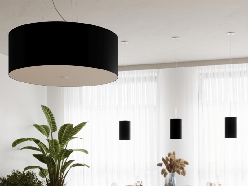 Czarna lampa sufitowa w minimalistycznym wnętrzu z białymi zasłonami