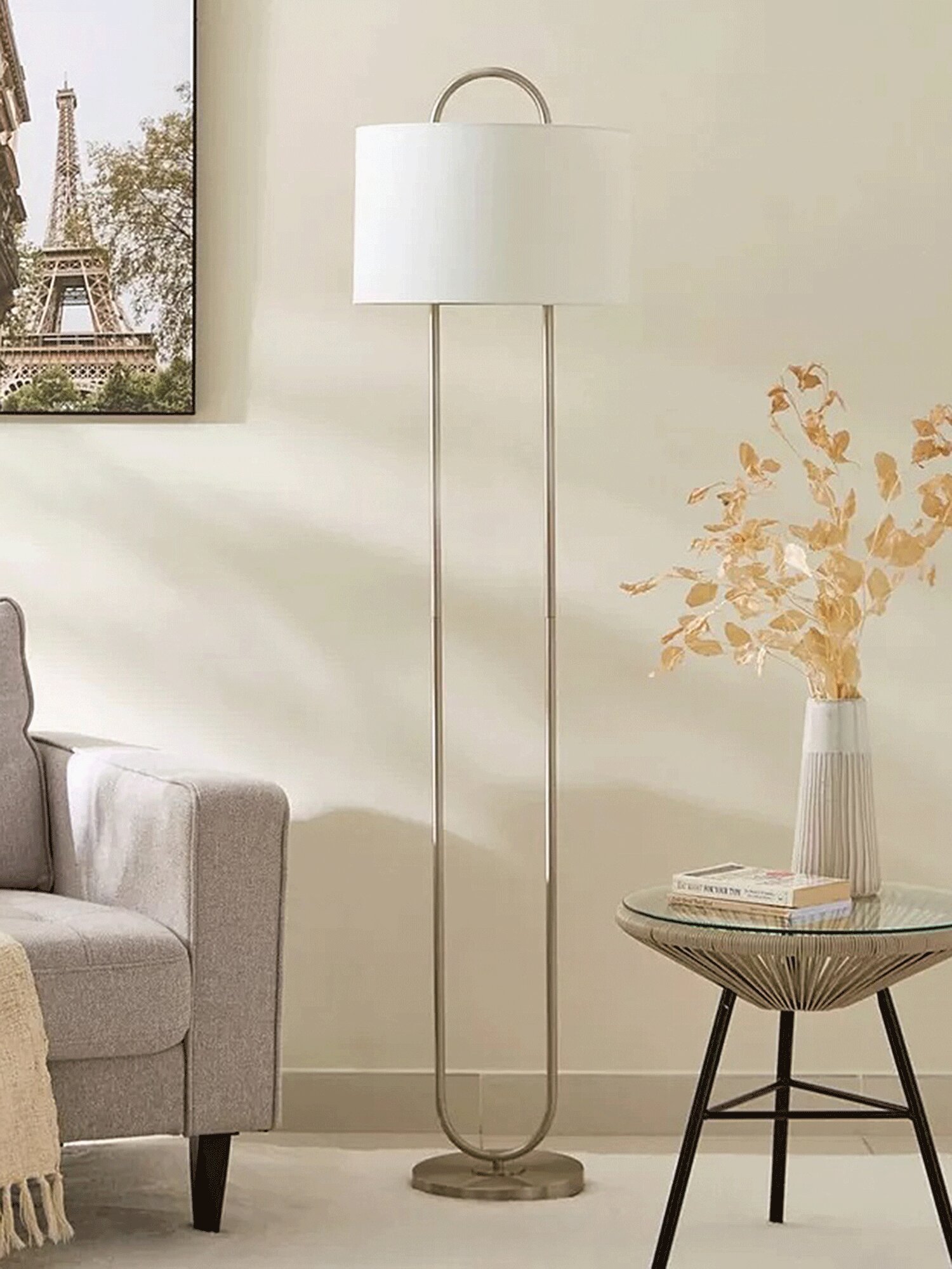 Złota lampa i szklany stolik w jasnym eleganckim salonie