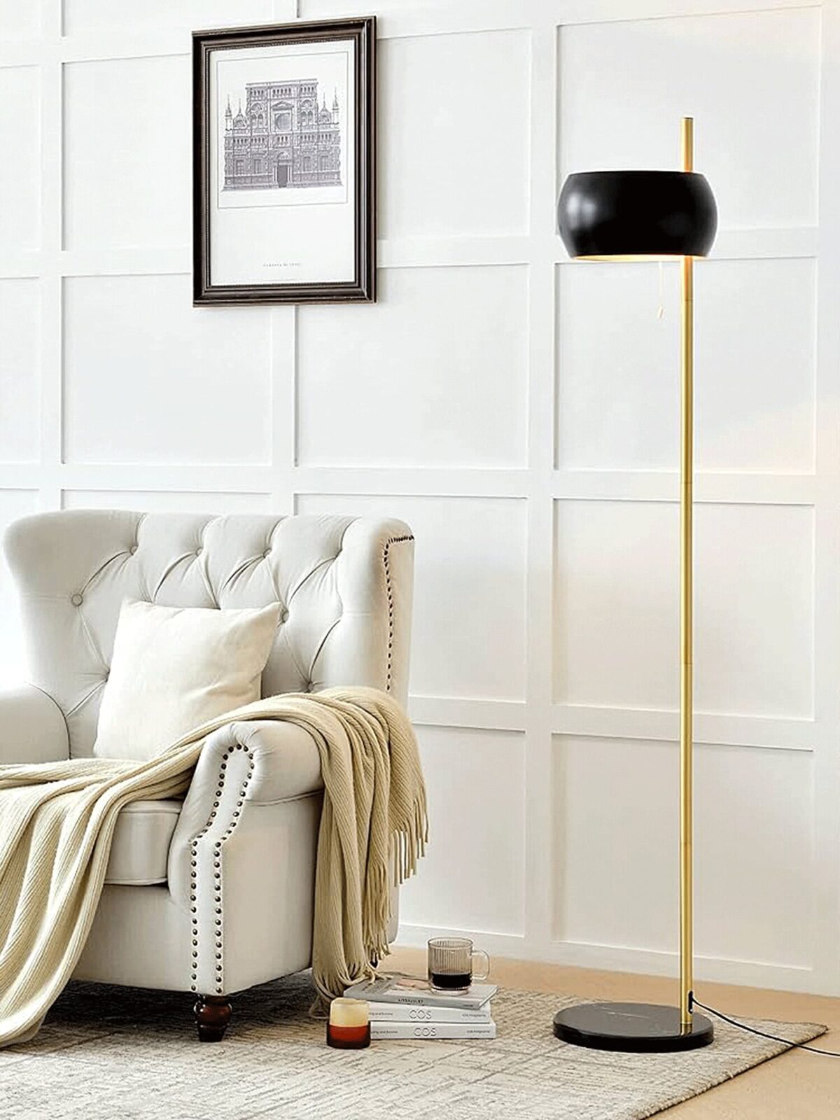 Fotel i złota lampa stojąca przy ścianie z dekoracyjnymi panelami Fotel i złota lampa stojąca przy ścianie z dekoracyjnymi panelami