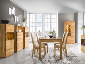 Miniaturka 11 - Drewniany stół i krzesła w klasycznej jadalni z dużym oknem