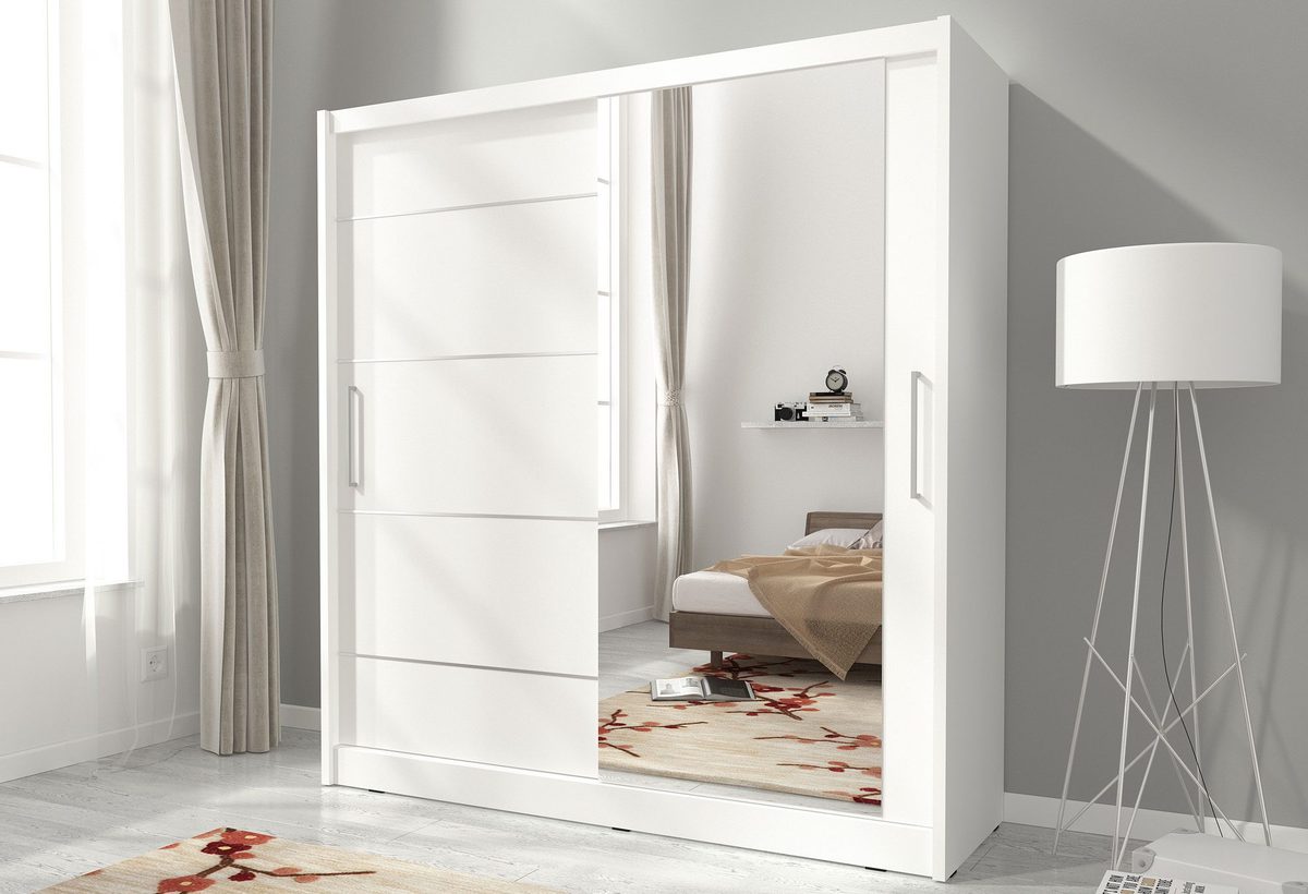 Biała szafa z lustrem i przesuwanymi drzwiami w pokoju dziecięcym