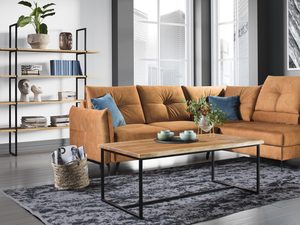 Miniaturka 4 - Musztardowa sofa z poduchami w salonie w stylu loftowym