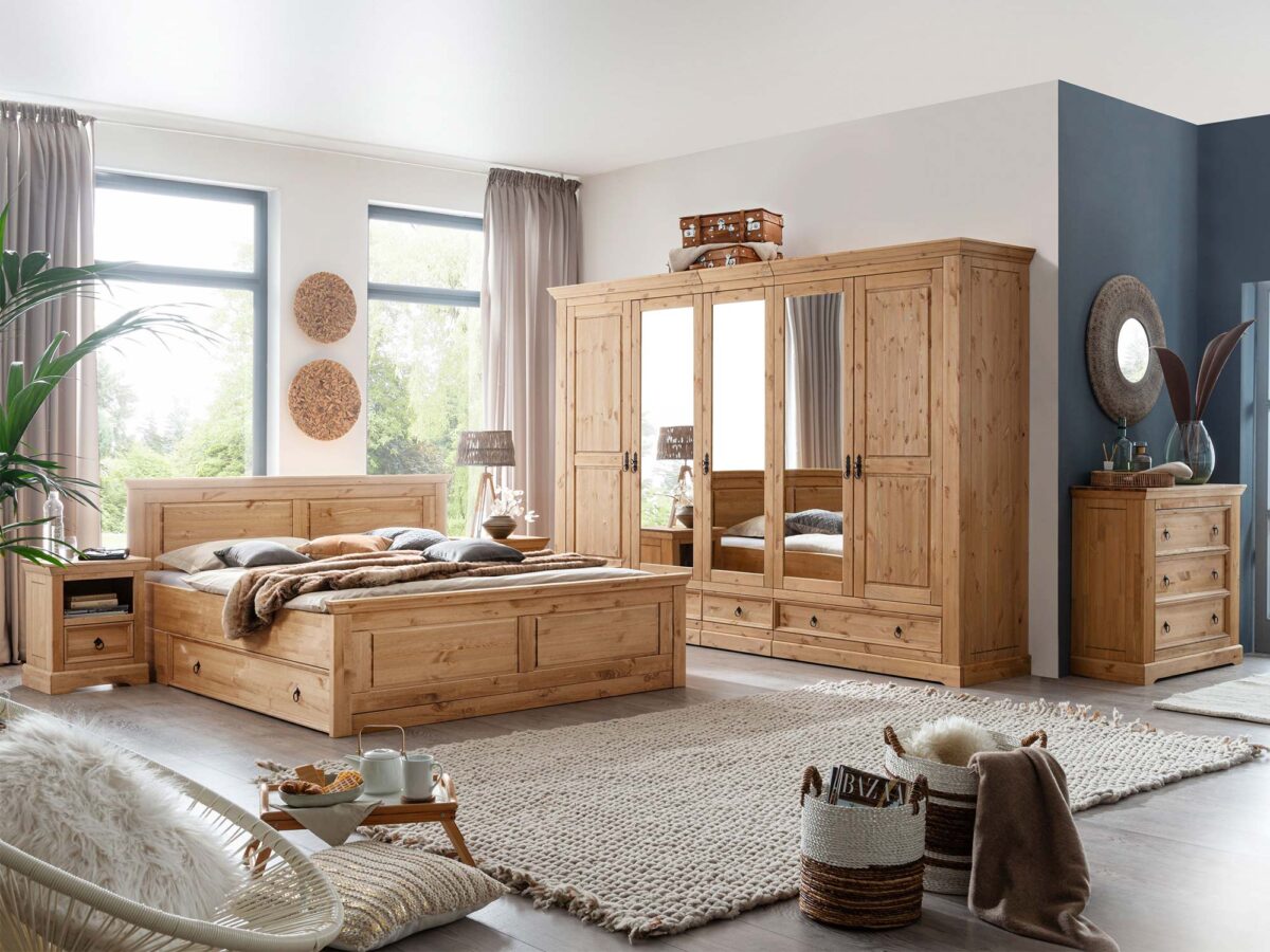 Drewniane meble do sypialni w naturalnym stylu z dużą szafą