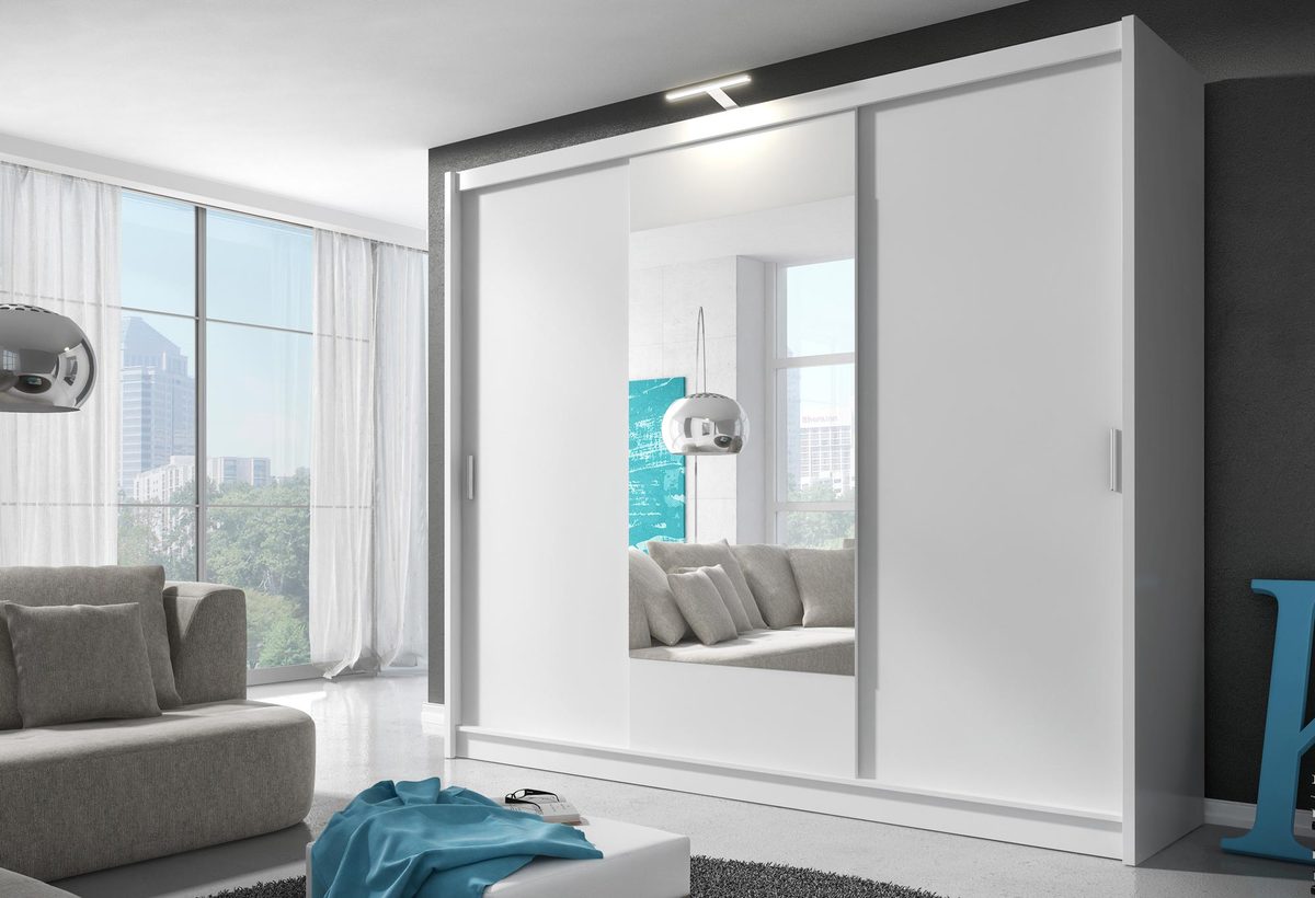 Przesuwna szafa z dużym lustrem w nowoczesnej aranżacji sypialni