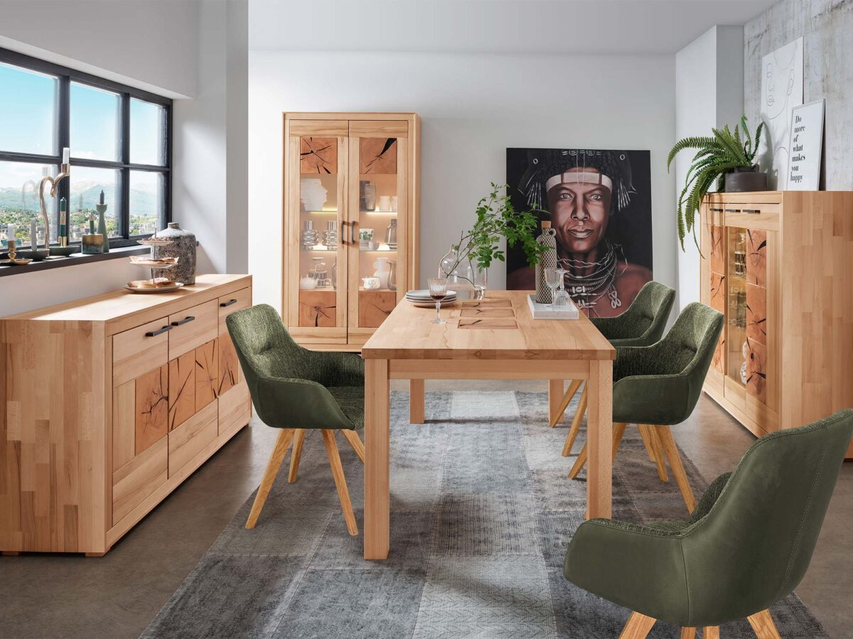 Dębowy stół z zielonymi krzesłami w nowoczesnej jadalni loftowej