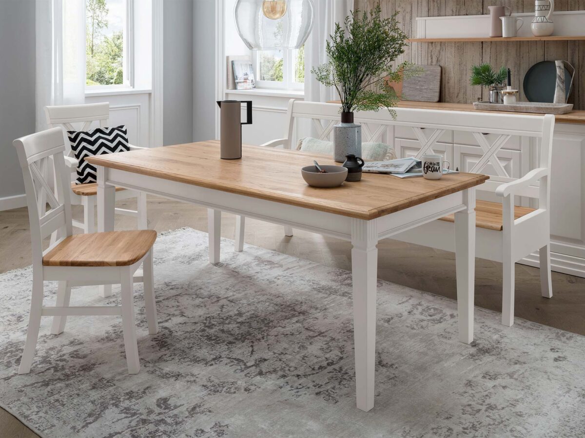 Prostokątny stół drewniany z białymi nogami w skandynawskiej jadalni