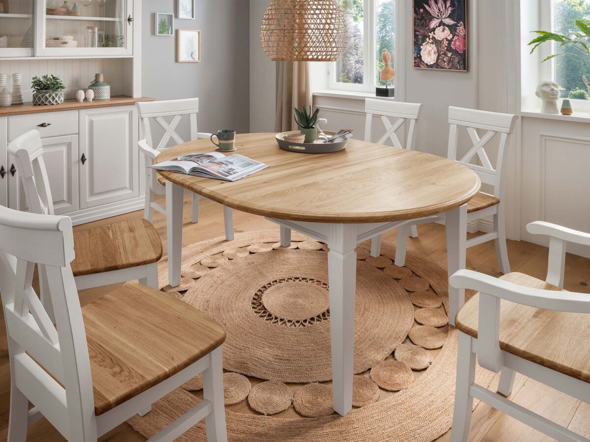 Okrągły stół i białe krzesła w rustykalnej aranżacji kuchni