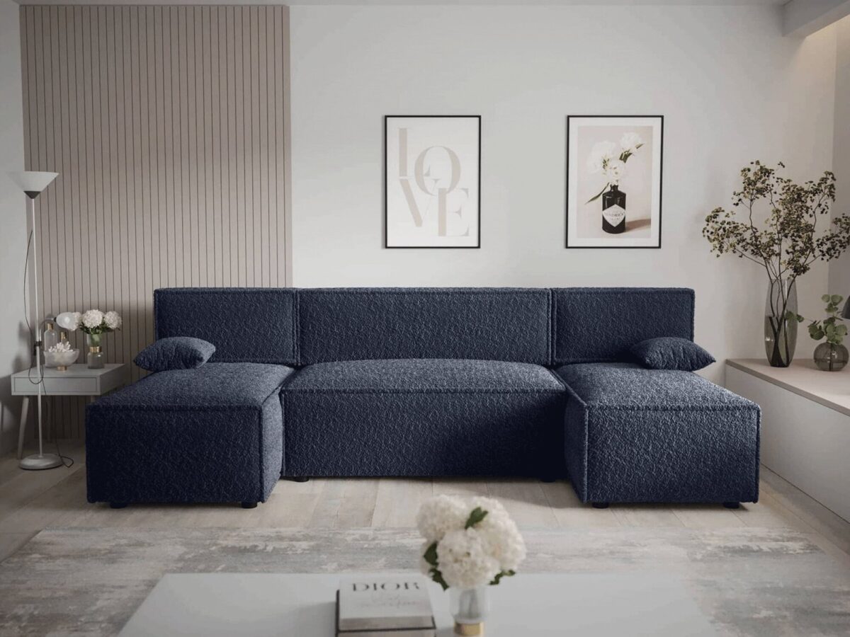 Granatowa sofa w stylu nowoczesnym z jasnymi dodatkami