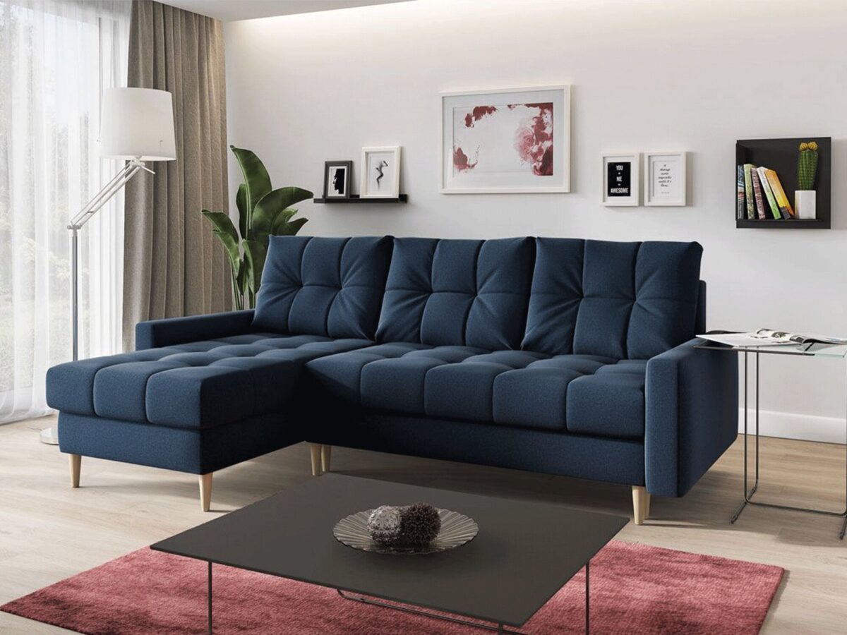 Sofa narożna z pikowaniem i poduchami w nowoczesnym wnętrzu