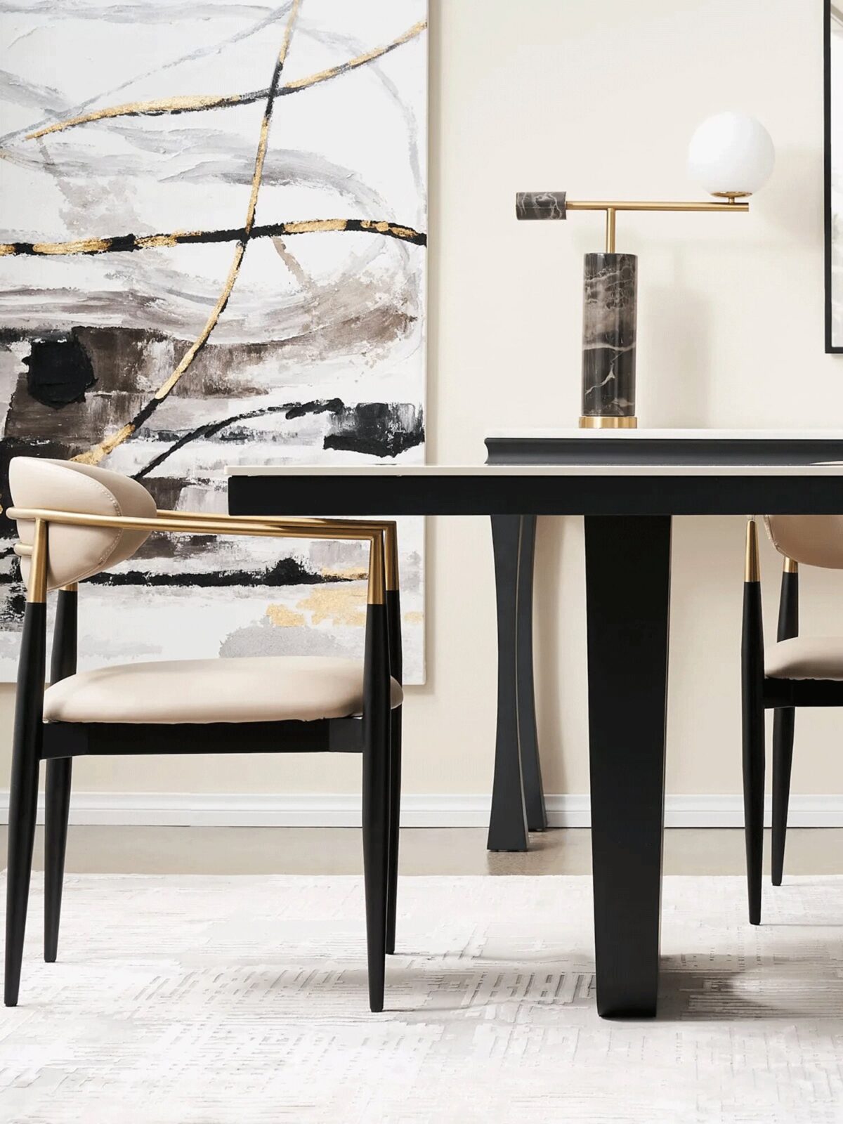Nowoczesne krzesła przy czarnym stole w minimalistycznej jadalni