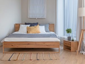 Miniaturka 4 - Drewniane łóżko z zaokrąglonymi krawędziami, materac na ramie