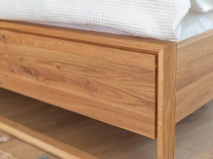 Miniaturka 9 - Drewniana rama łóżka z widocznym usłojeniem i podparciem