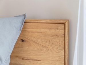 Miniaturka 12 - Detal narożnika zagłówka łóżka z drewna naturalnego