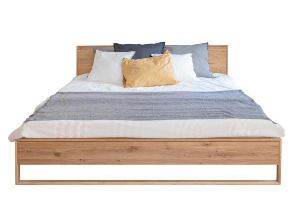 Wizualizacja łóżka dębowego z minimalistyczną ramą