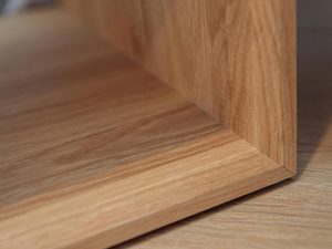 Miniaturka 3 - Detal dębowej podstawy szafki z widocznym usłojeniem