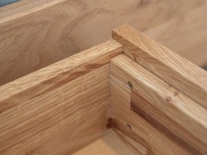 Miniaturka 5 - Zbliżenie na narożnik i zawias w szafce dębowej