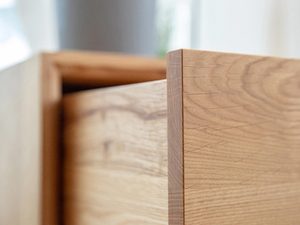 Miniaturka 7 - Frezowana krawędź frontu szuflady w meblu z drewna litego
