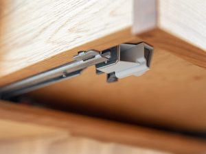 Miniaturka 12 - Montaż prowadnicy szuflady w komodzie z litego drewna